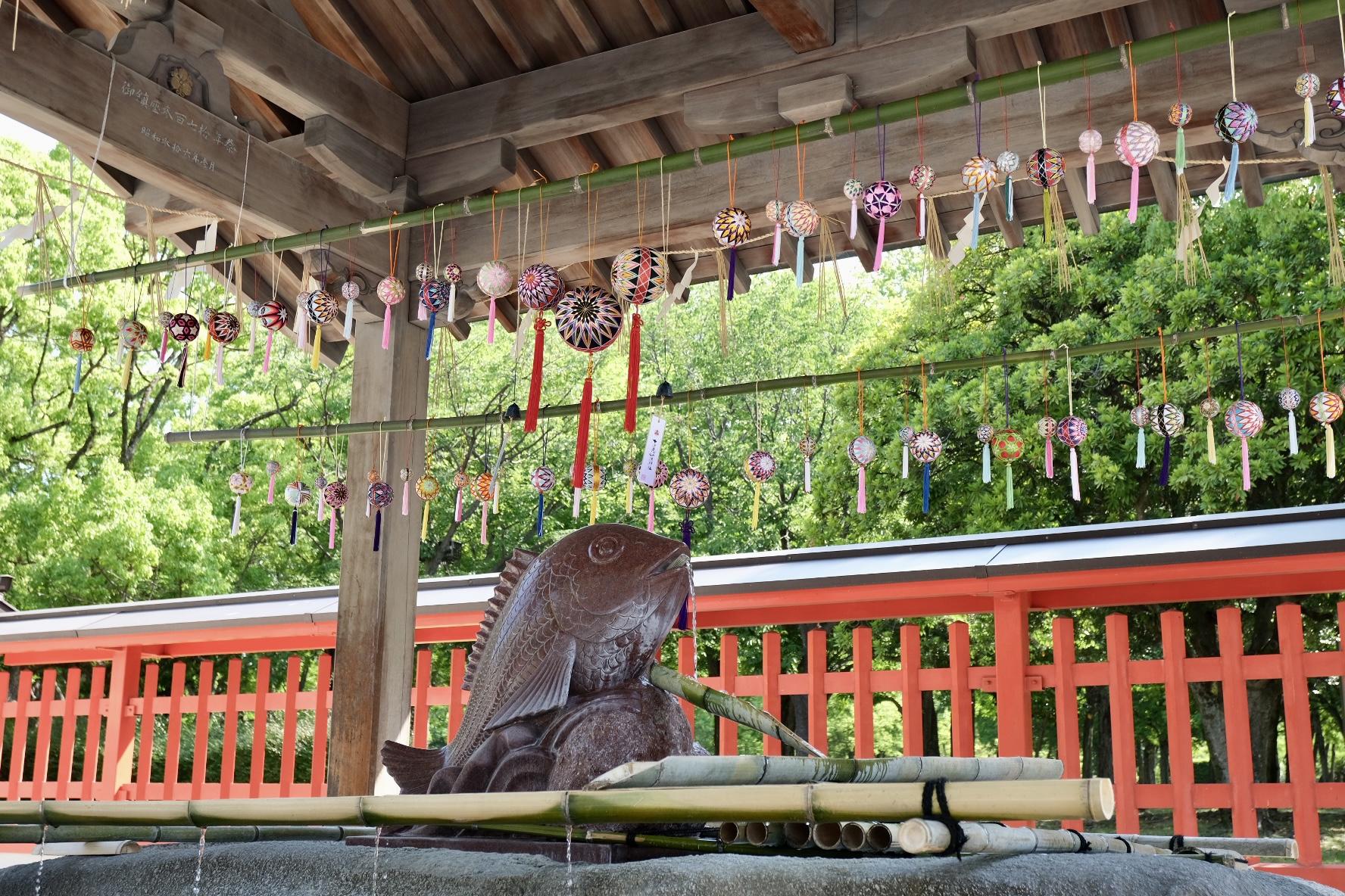 鯛の口から出ている水で清める 十日恵比須神社-0