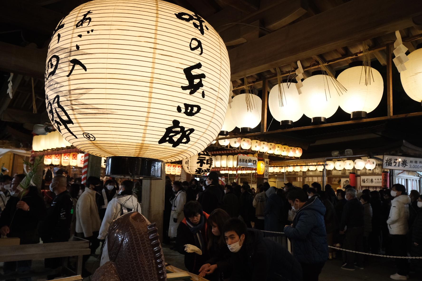 鯛の口から出ている水で清める 十日恵比須神社-3