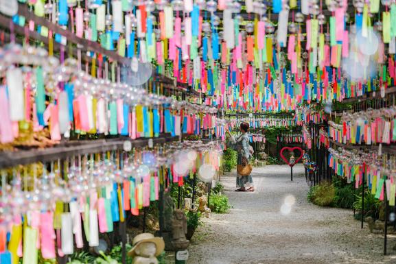 三井寺（平等寺）　風鈴トンネル-1