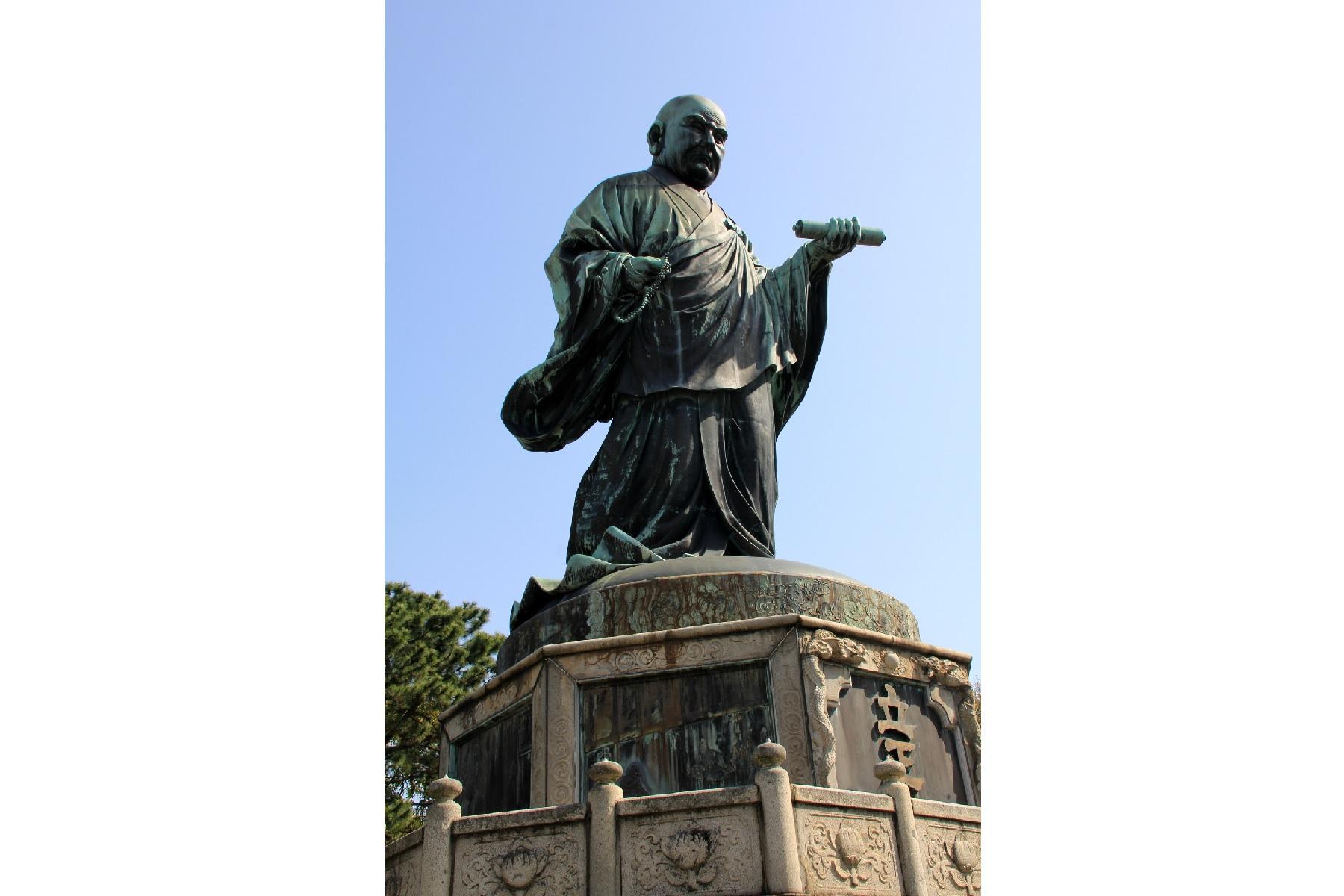 Bronze statue of Nichiren Shonin-4