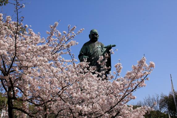 Bronze statue of Nichiren Shonin-3