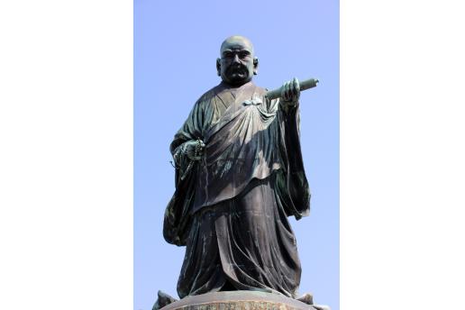 Bronze statue of Nichiren Shonin-1