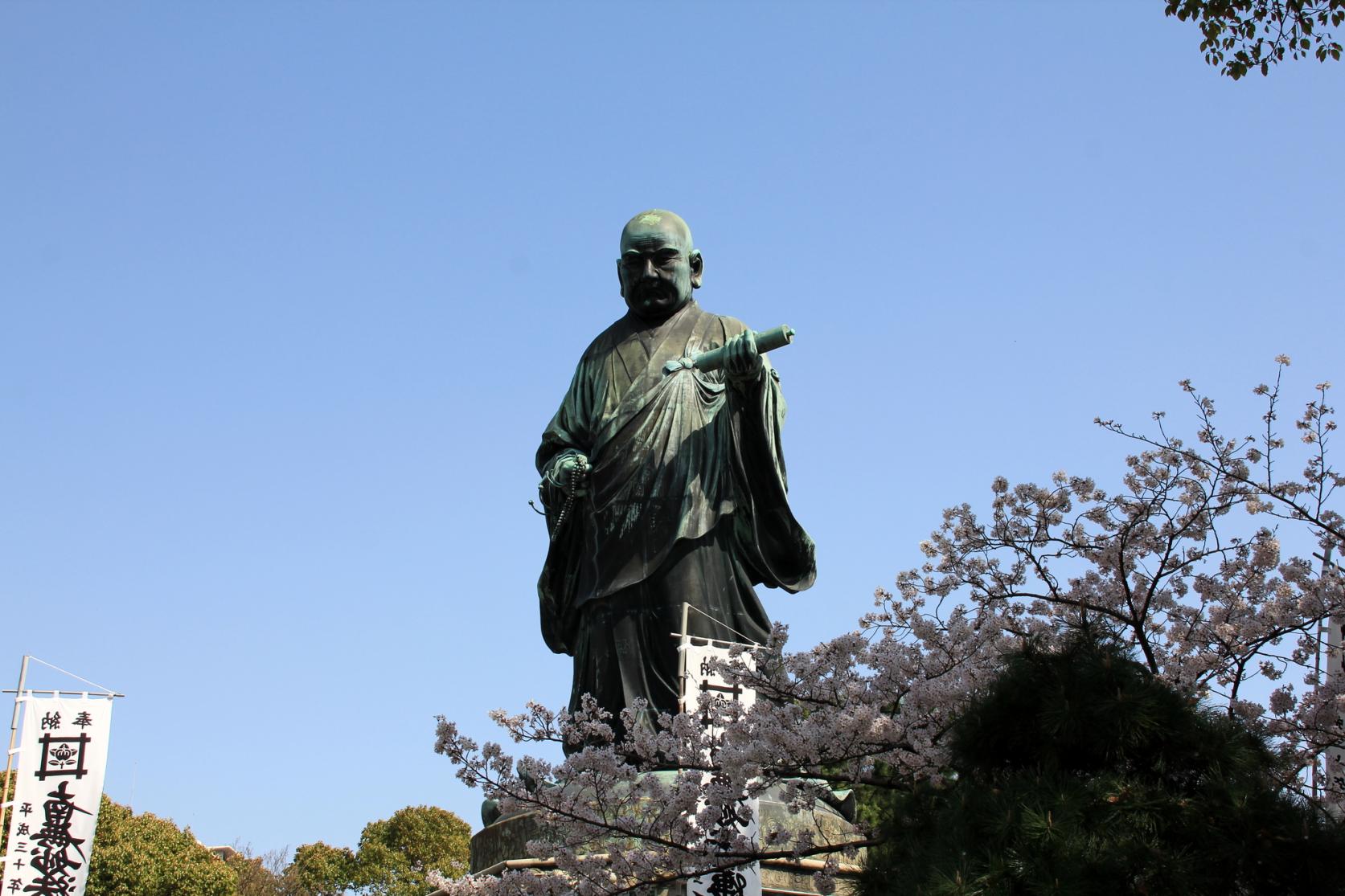 Bronze statue of Nichiren Shonin