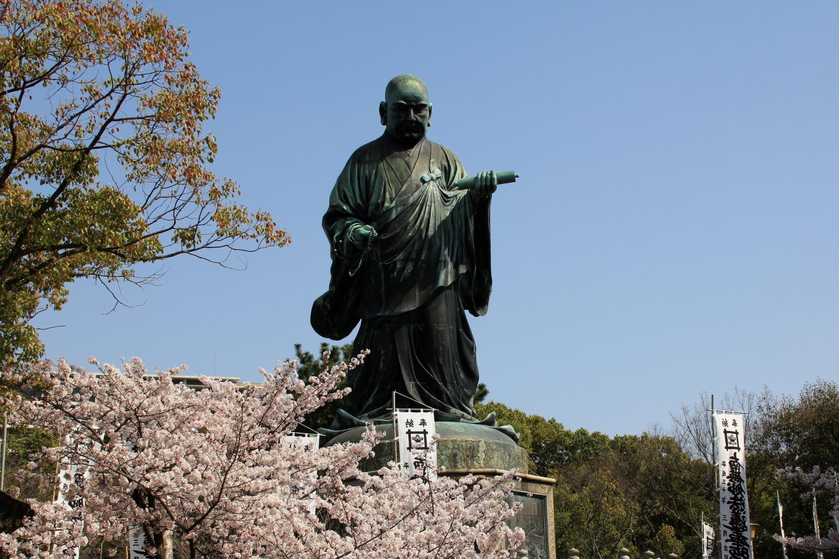Bronze statue of Nichiren Shonin-2