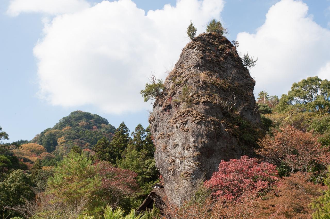 岩屋の奇岩-1