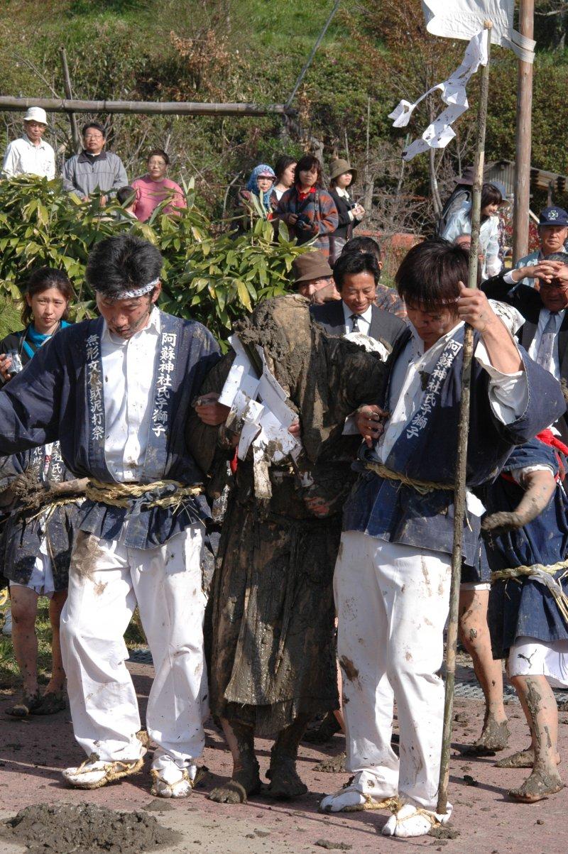 扔泥土祭典