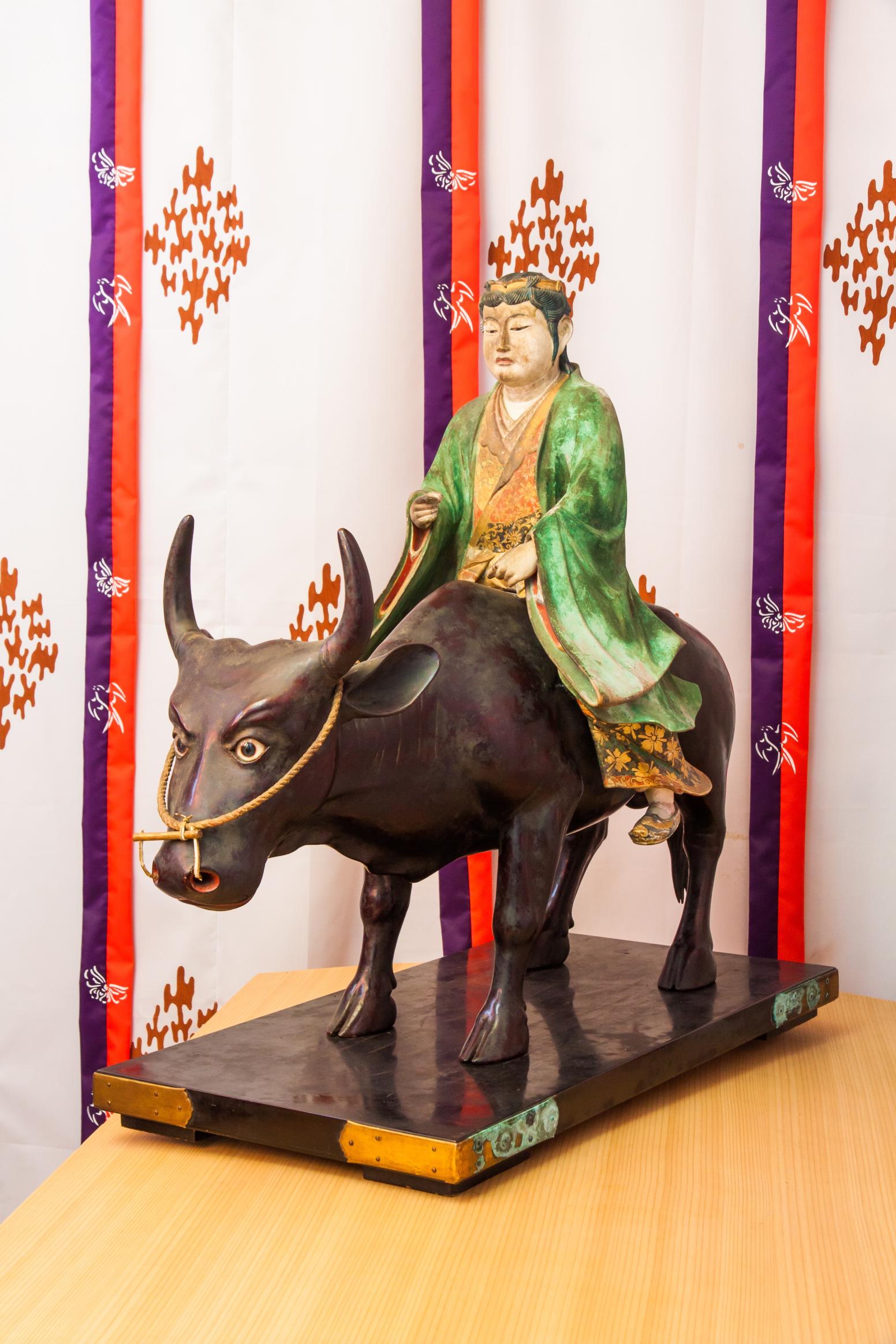 八幡古表神社　女神騎牛像