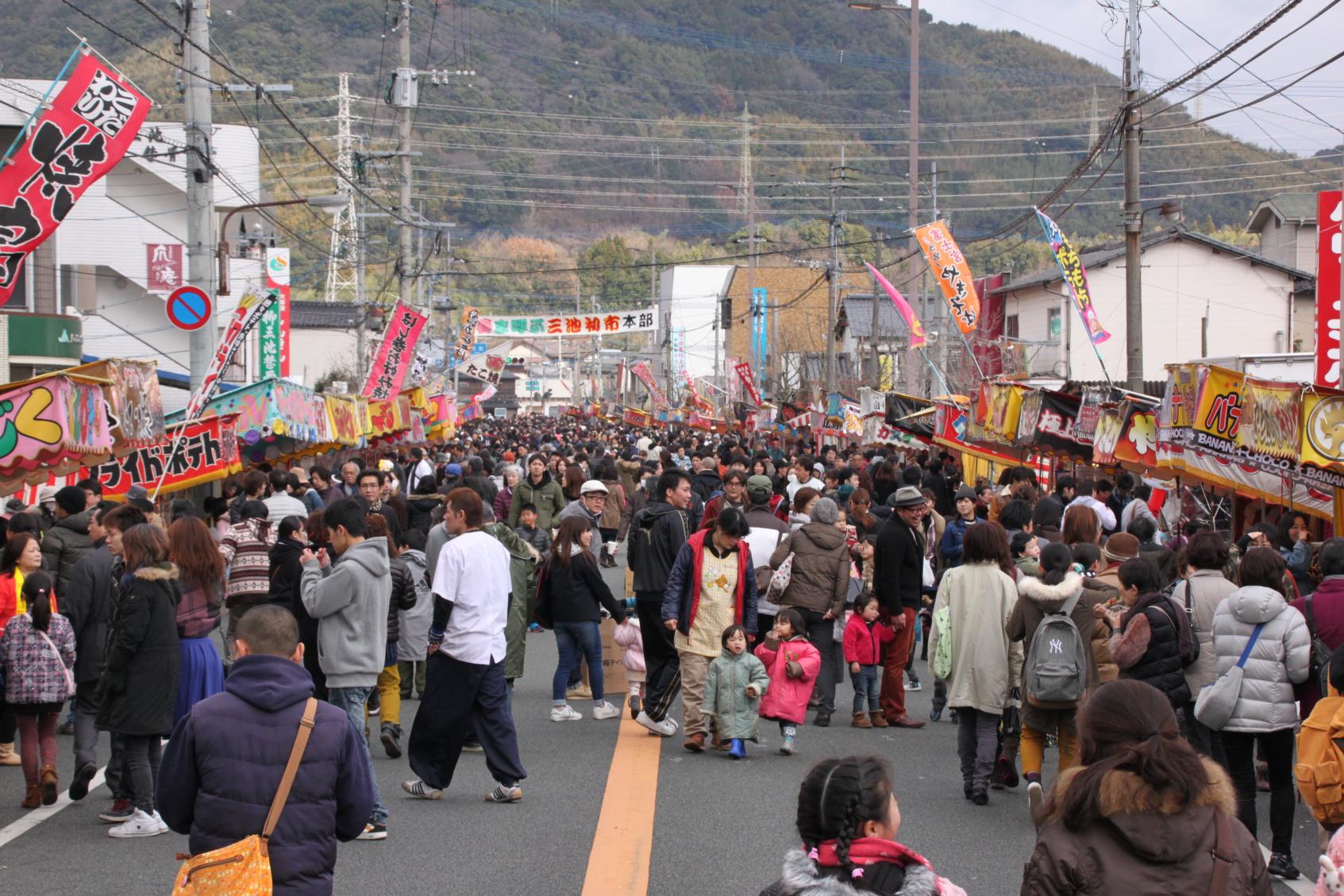 Miike Hatsuichi (first market of the year)-1