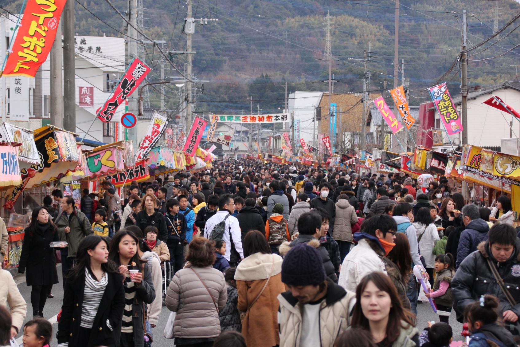 Miike Hatsuichi (first market of the year)-3