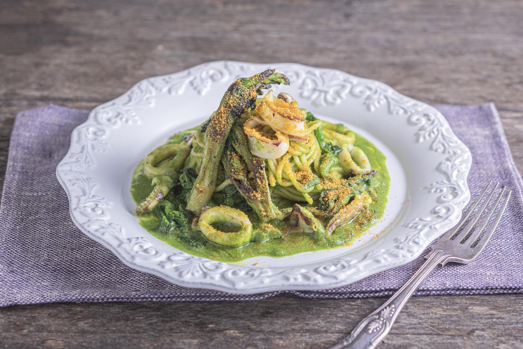 福岡県産ヤリイカとカラスミ・菜の花のサルサヴェルデソースパスタ