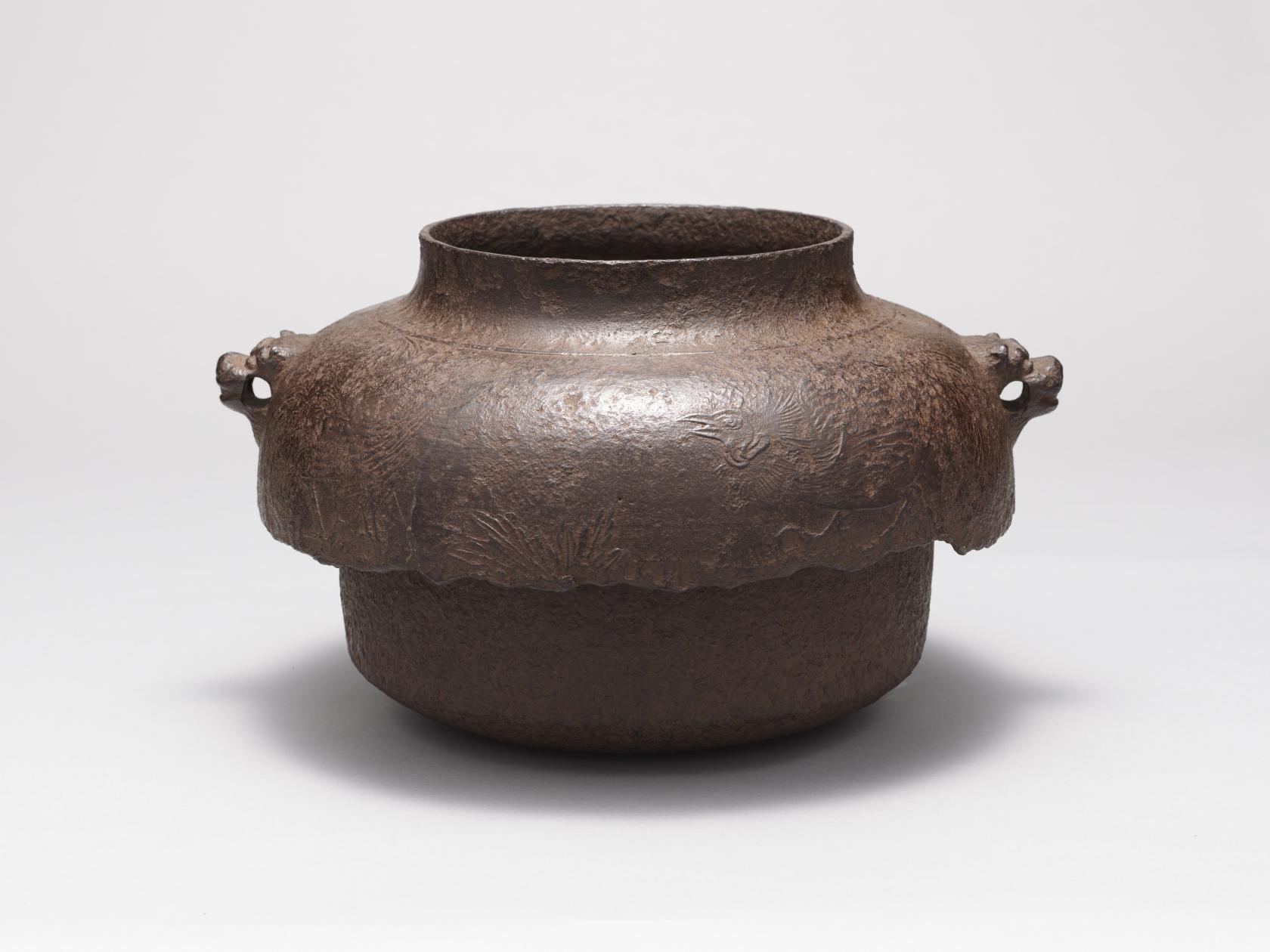 重要文化財 芦屋楓流水鶏図真形釜（九州国立博物館蔵）撮影：落合晴彦、提供：九州国立博物館