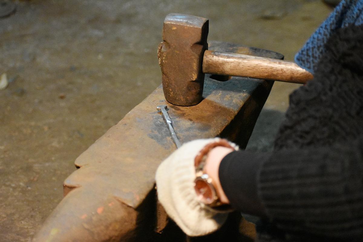 槌打ちして作る「日本刀風ペーパーナイフづくり」-1