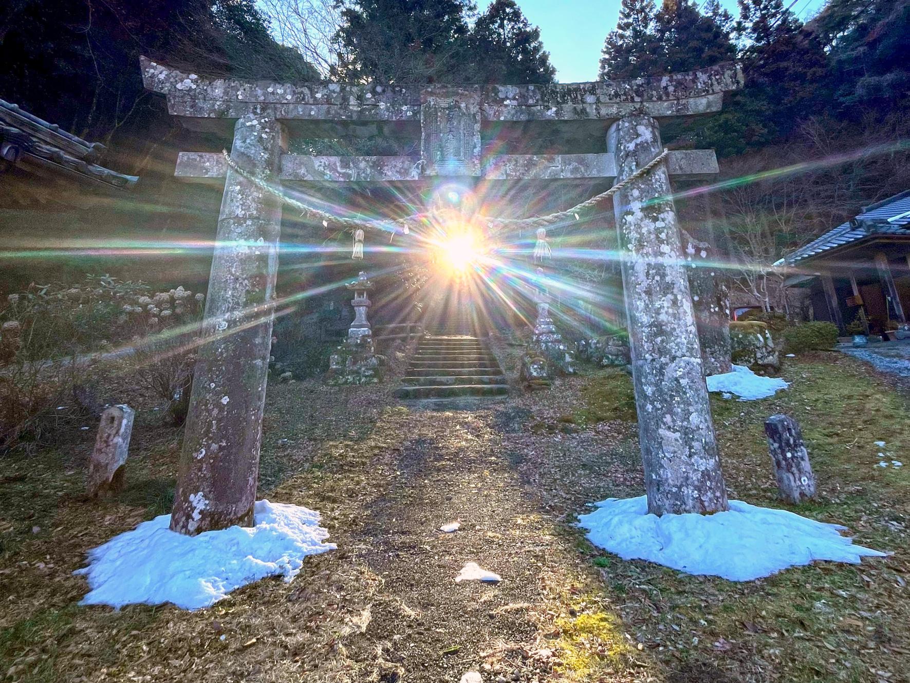 【岩屋神社】光の道